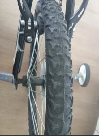 Bicicleta infantil negra con ruedines
