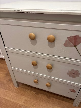 Cómoda Ikea con flores
