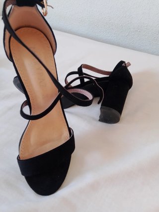 Sandalias tacón Mari Paz T36 negras.