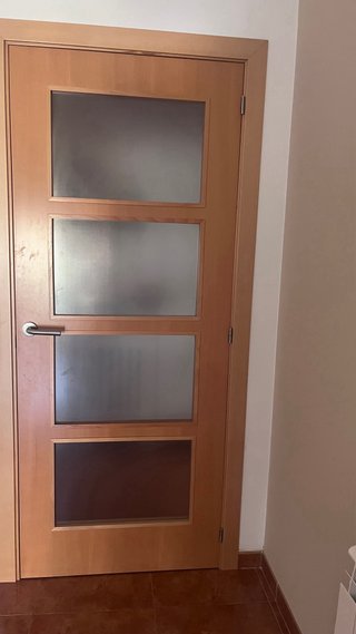 Puerta madera con y sin cristalera