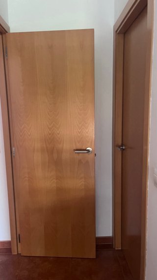 Puerta madera con y sin cristalera
