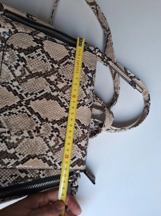 Mochila efecto piel serpiente