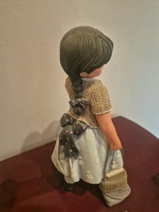 Juego 2 Figuras Niñas marca NAVAL