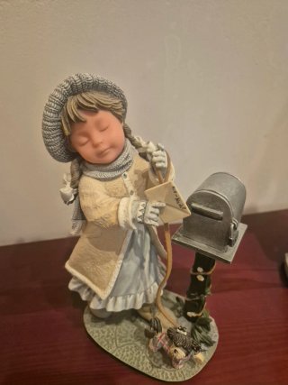 Juego 2 Figuras Niñas marca NAVAL