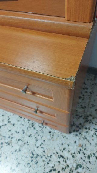 Armario de madera con puertas de cristal