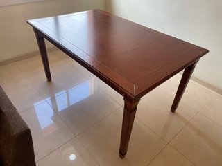 Mesa de comedor de madera