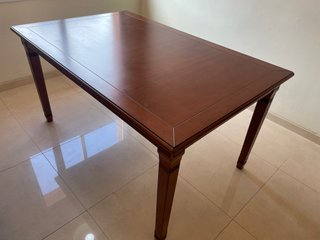 Mesa de comedor de madera