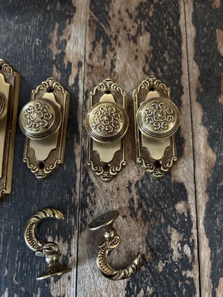Antiguo conjunto de cortinero y tiradores