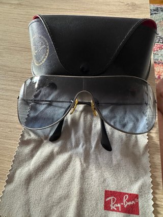 Gafas de sol Ray-Ban negras y azules