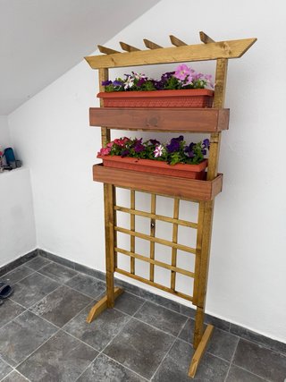 Fioriere, griglie e panca in legno