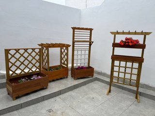 Fioriere, griglie e panca in legno