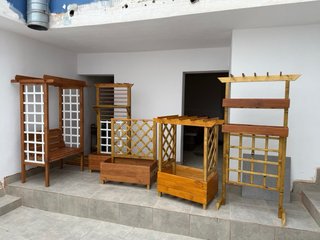 Fioriere, griglie e panca in legno