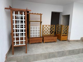 Fioriere, griglie e panca in legno