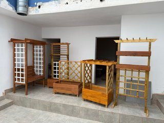 Fioriere, griglie e panca in legno
