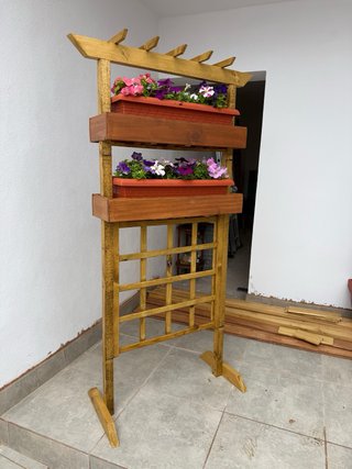 Fioriere, griglie e panca in legno