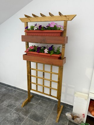Fioriere, griglie e panca in legno