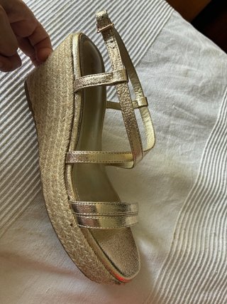 Sandalias doradas cuña T.40