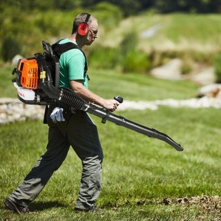 Soplador de Hojas de Mochila, Soplador de Hojas de Gas de 63CC 2 Tiempos con Tanque de Combustible de 1.89L, Volumen de Aire de 1110CFM Velocidad de 220MPH, Ideal para Cuidado del Césped, Limpieza...