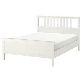 Cama de madera blanca estilo nórdico