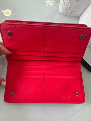 Monedero Negro con Correa Roja
