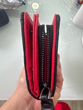 Monedero Negro con Correa Roja