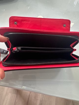 Monedero Negro con Correa Roja
