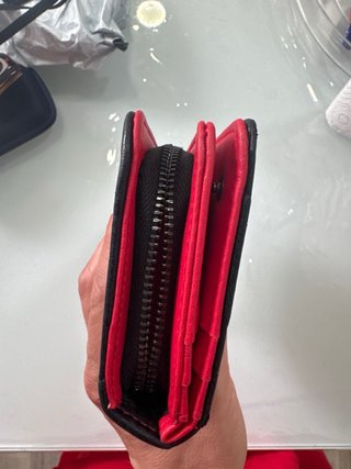 Monedero Negro con Correa Roja