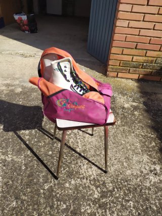 Patines blancos con cordones multicolores