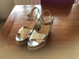 Sandalias doradas/plateadas cuña talla 38