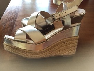 Sandalias doradas/plateadas cuña talla 38