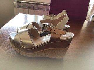 Sandalias doradas/plateadas cuña talla 38