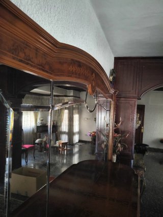 Aparador de madera con espejo