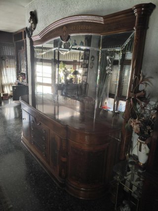 Aparador de madera con espejo