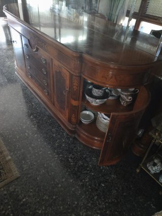 Aparador de madera con espejo