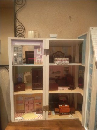 Casa de muñecas amueblada