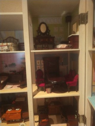Casa de muñecas amueblada
