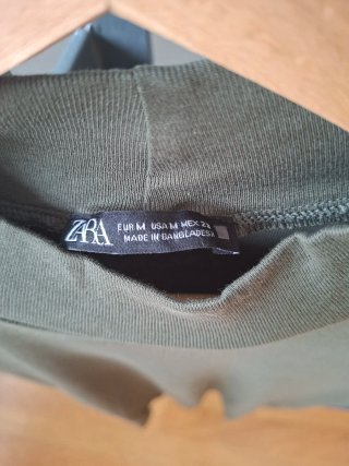 Camiseta ZARA verde cuello alto Talla M