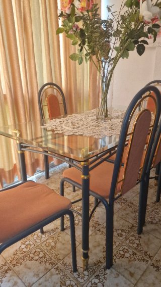 Mesa de cristal , acero dorado y verde.
