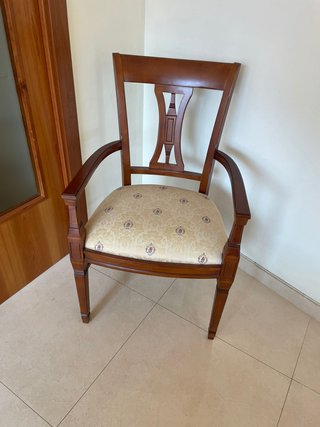 Silla de madera con asiento de tela