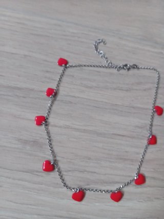 Collana girocollo con cuori rossi