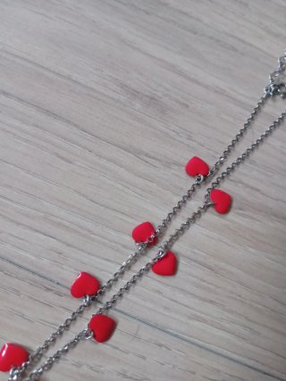 Collana girocollo con cuori rossi