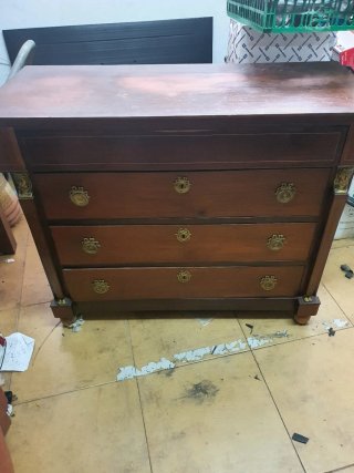 Cómoda antigua de madera
