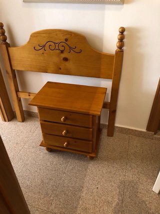 Cabecero y mesita de noche de madera