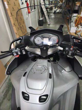Moto Touring Negra y Gris