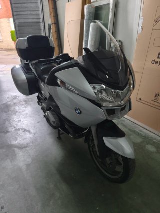 Moto Touring Negra y Gris
