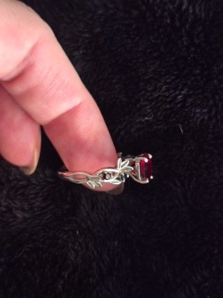 Anillo Gótico Granate y Plata