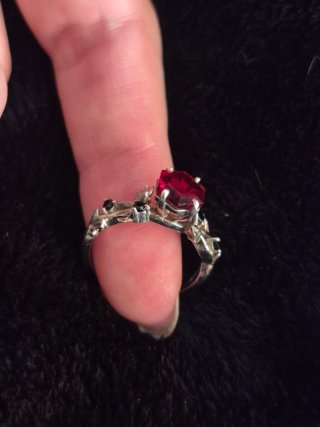 Anillo Gótico Granate y Plata