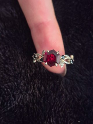 Anillo Gótico Granate y Plata