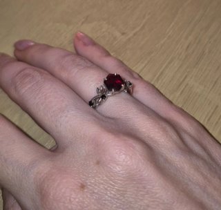 Anillo Gótico Granate y Plata