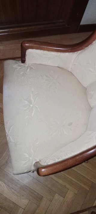 Butaca descalzadora clásica beige y madera